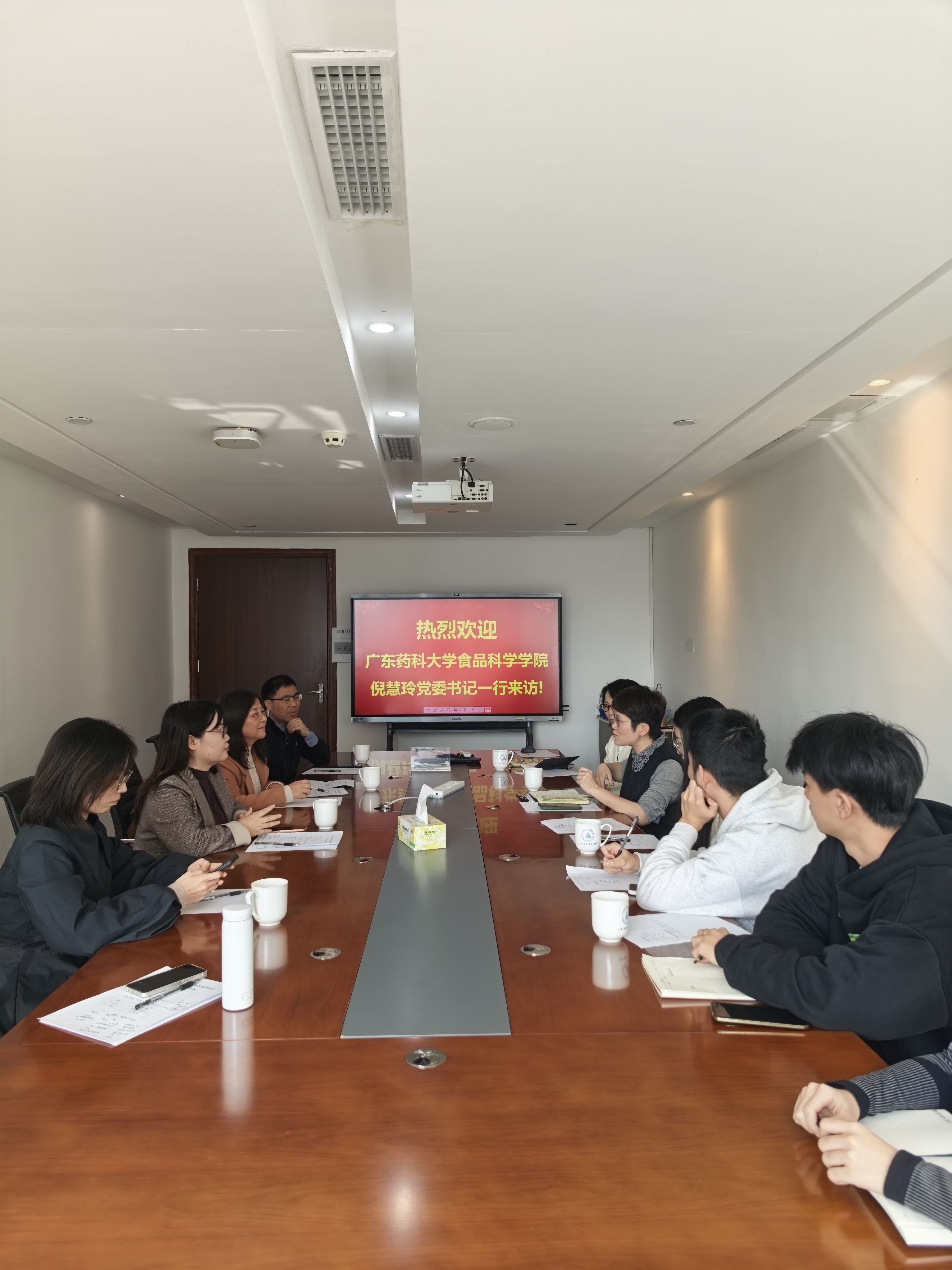 会议室里的人们描述已自动生成