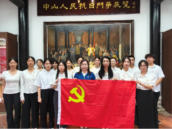 铭记历史担使命,砥砺奋…